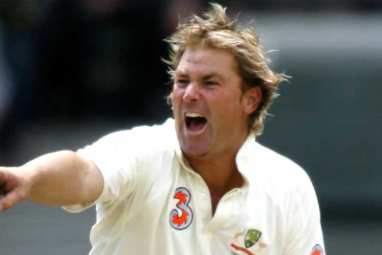 শেন ওয়ার্ন আবার খুব কাছাকাছিই থাকবেন মুরলীধরনের। ৪৮ বছর বয়সী ১৪৫ টেস্টে নিয়েছেন ৭০৮ উইকেট। গড় ২৫.৪১। পাঁচ উইকেট নিয়েছেন ৩৭ বার। ১০ উইকেট নিয়েছেন ১০বার। ওয়ার্নের এক ডেলিভারি বিখ্যাত হয়ে রয়েছে শতাব্দীর সেরা হিসেবে। লেগব্রেককে শিল্পের পর্যায়ে নিয়ে গিয়েছেন তিনি। টেস্টে তিনিই প্রথম ৭০০ উইকেট নেন।