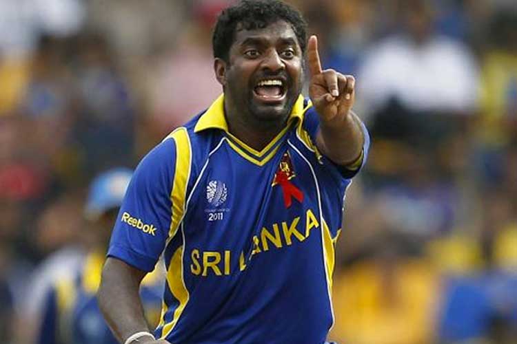 কুকের দলে রয়েছেন দু’জন স্পিনার। একজন শ্রীলঙ্কার অফস্পিনার মুথাইয়া মুরলীধরন। টেস্টে আটশো উইকেট নিয়েছেন তিনি। গড় মাত্র ২২.৭২। পাঁচ উইকেট নিয়েছেন ৬৭ বার। ১০ উইকেট নিয়েছেন ২২বার।