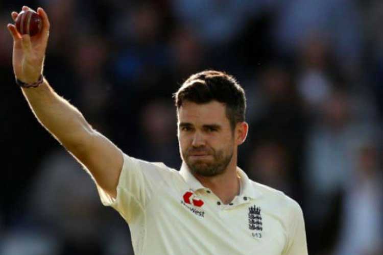 কুকের দলে দুই পেসারের অন্যতম হলেন জেমস অ্যান্ডারসন। দীর্ঘ সময় ধরে দু’জনে এক সঙ্গে খেলেছেন। অ্যান্ডারসনের বলে প্রথম স্লিপে দাঁড়িয়ে একাধিক ক্যাচ ধরেছেন কুক। জানেন অ্যান্ডারসনের সুইং কতটা মারাত্মক হতে পারে। ১৪২ টেস্টে ৫৫৯ উইকেট নিয়েছেন ডানহাতি পেসার। গড় ২৬.৯০। পাঁচ উইকেট নিয়েছেন ২৬বার, ১০ উইকেট নিয়েছেন তিন বার।