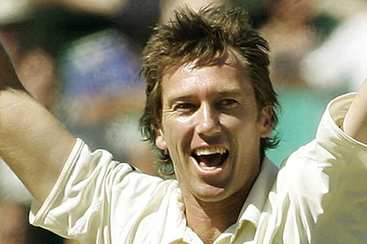 কুকের দলে দ্বিতীয় পেসার হলেন গ্লেন ম্যাকগ্রা। টেস্টে ৫৬৩ উইকেট নিয়েছেন তিনি। যা জোরে বোলারদের মধ্যে সবচেয়ে বেশি। বিশ্বের সেরা পেসার ছিলেন। নিখুঁত নিশানা ছিল শক্তি। পাঁচ উইকেট নিয়েছেন ২৯ বার। ১০ উইকেট নিয়েছেন তিন বার। গড় মাত্র ২১.৬৪। কুকের দলে নতুন বলে শুরু করবেন ম্যাকগ্রা-অ্যান্ডারসন। পরে আসবেন কালিস।