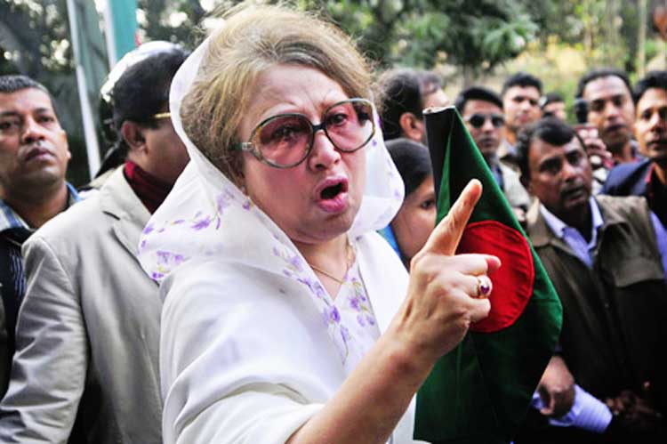 বিরোধীদের বয়কটের ডাক অগ্রাহ্য করে প্রতিদন্দ্বিতার আঁচ না-থাকা একটা নির্বাচনে কত মানুষকে ভোটকেন্দ্রে টানতে পারা যাবে— সেটাই ছিল হাসিনার দলের চ্যালেঞ্জ। দিনের শেষে নির্বাচন কমিশন ঘোষণা করেছে, সারাদেশে গড়ে প্রায় ৪০ শতাংশ ভোট পড়েছে— যা ডিস্টিংশন নিয়ে পরীক্ষায় পাশ বলেই মনে করছে আওয়ামী লীগ। 