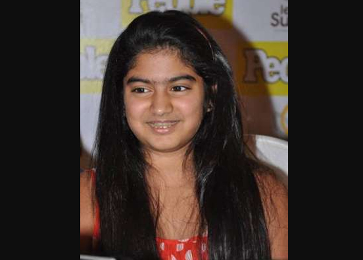 মিল খুঁজে পাচ্ছেন কিছু? তাহলে একটু ক্লু দিই। এর মা বিখ্যাত এক বলি অভিনেত্রী আর বাবা একজন প্রডিউসার। দিদিও সদ্য অভিনয় জগতে প্রবেশ করেছেন। আর তিনি নিজে? অপেক্ষা মাত্র, খুব তাড়াতাড়ি তাঁকেও দেখা যাবে পর্দায়।