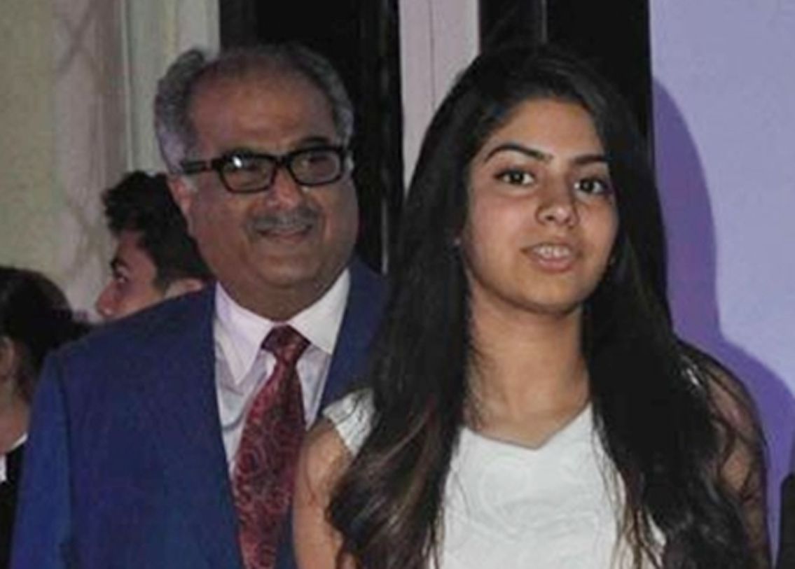 এ বার বুঝেছেন তো কার কথা বলছি? ঠিক ধরেছেন, শ্রীদেবী আর বনি কপূরের ছোট মেয়ে খুশি কপূর।