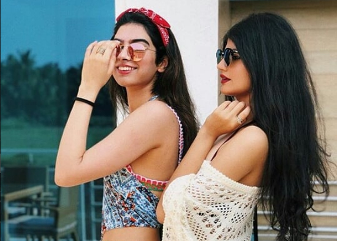 ছোট্ট খুশির সঙ্গে এখনকার খুশির মিল খুঁজছেন? বৃথা চেষ্টা করে লাভ নেই। খুশি নিখুঁত মেকওভার করে ফেলেছেন নিজের। এখন আর দাঁতে ব্রেস লাগানো নেই। ফ্রকও পরেন না। এখন অত্যন্ত গ্ল্যামারস।