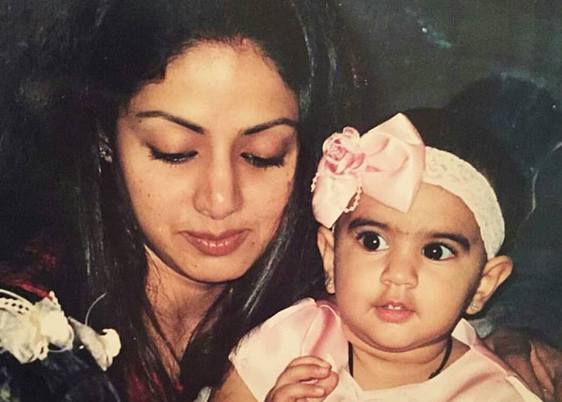 শ্রীদেবীর কোলে ছোট্ট খুশি। মায়ের মৃত্যুর পর ইনস্টাগ্রামে এই ছবিটি শেয়ার করেন খুশি।