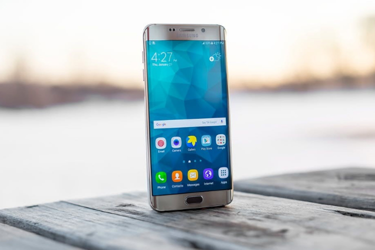 জেমস বন্ড কোড: আইফোনের ক্ষেত্রে *3001#12345#* এবং অ্যান্ড্রয়েডের ক্ষেত্রে *#*#4636#*#* or *#*#197328640#*#*। নামের মতোই কাজ এই কোডগুলোর। মোবাইলের মাধ্যমে আপনার লোকেশন কেউ ট্রেস করছেন কি না তা জানতে হলে এই কোড ব্যবহার করে দেখতে পারেন।