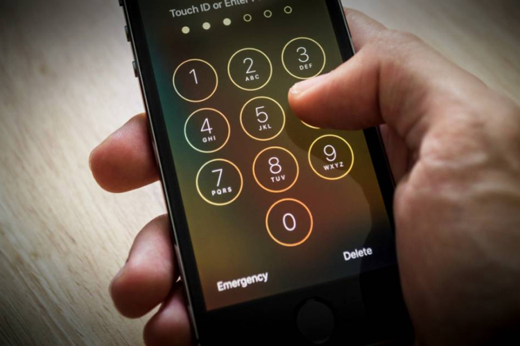 ##002#: এই কোড ডায়াল করলে ফোন থেকে অন্য নম্বরে সমস্ত রিডিরেকশন বন্ধ হবে। অর্থাৎ আপনার মেসেজ, ভয়েস কল এতদিন যে নম্বরে ট্রান্সফার হতো, এই কোড ডায়াল করলে তৎক্ষণাৎ সেটা বন্ধ হয়ে যাবে।