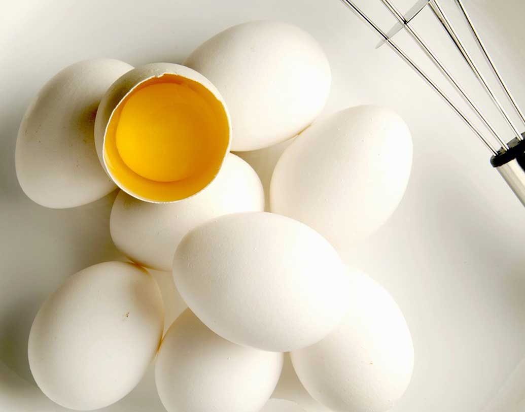 ডিম: আমাদের অনেকেরই ধারণা, হাঁসের ডিমে ঠান্ডা লাগার প্রবণতা বাড়ে। যদিও চিকিৎসাশাস্ত্রে এর কোনও প্রমাণ নেই বলেই মত মেডিসিন বিশেষজ্ঞ ভাস্কর দাসের। বরং তাঁর মতে, পোলট্রির ডিম না খেয়ে খান দেশি হাঁস-মুরগির ডিম। ডিমের সাদা অংশ গলার সংক্রমণ দূর করে এবং গলা ব্যথা কমায়। ছবি: শাটারস্টক।