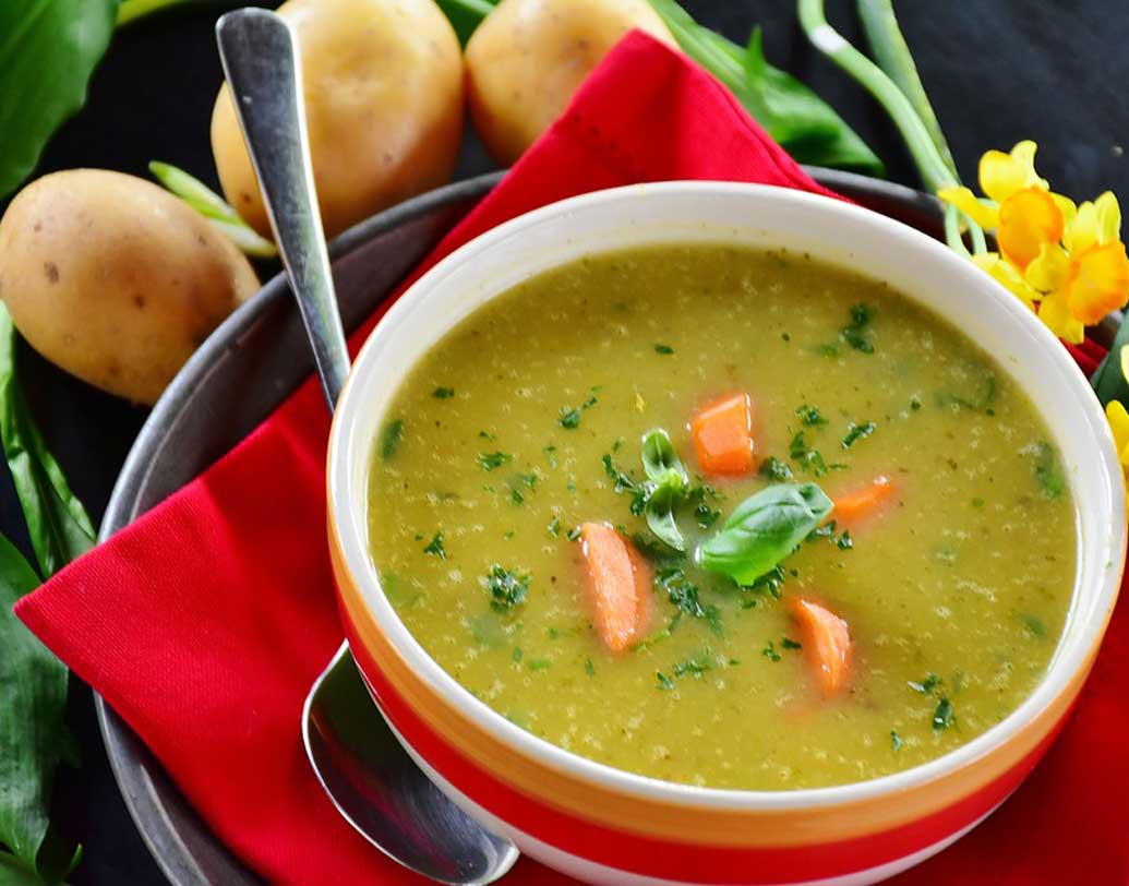 দুধ বা স্যুপ: বৃষ্টি ভিজে ফিরলে গরম দুধ বা স্যুপ খান। গরম স্যুপে রয়েছে অ্যান্টিব্যাকটিরিয়াল এবং অ্যান্টিইনফ্ল্যামেটরি উপাদান। গলা খুসখুসের জন্য দায়ী জীবাণু ও মিউকাস কমাতে বিশেষ সাহায্য করে। গরম দুধও শ্লেষ্মাজনিত কারণে হওয়া গলার অস্বস্তি দূর করে। শরীরকে গরম রাখে। ছবি: পিক্সঅ্যাবে।