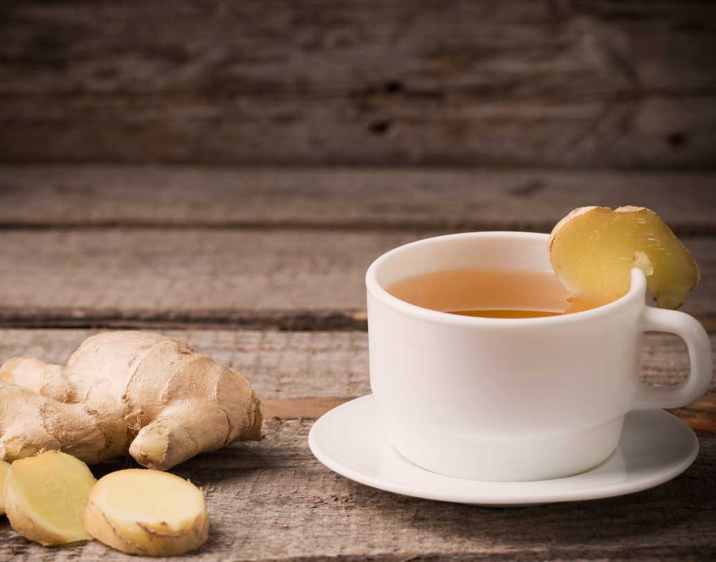 আদা চা: আদার অ্যান্টিইনফ্ল্যামেটরি উপাদান গলার খুসখুসে ভাব দূর করে। এক কাপ জলে আদা কুচি দিয়ে ফুটিয়ে নিন। এ বার তাতে সামান্য মধু মিশিয়ে খান। আদা-মধুর অ্যান্টিব্যাকটিরিয়াল ও অ্যান্টি ইনফ্ল্যামেটরি উপাদান ঠান্ডাজনিত অসুখ থেকে দূরে রাখে। ব্যাকটিরিয়ার আক্রমণ রুখে গ্ল্যান্ডের অসুখও কমায়। ছবি: শাটারস্টক।