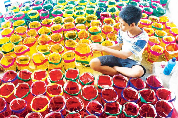 বেরা-প্রস্তুতি: লালবাগে। ছবি: গৌতম প্রামাণিক