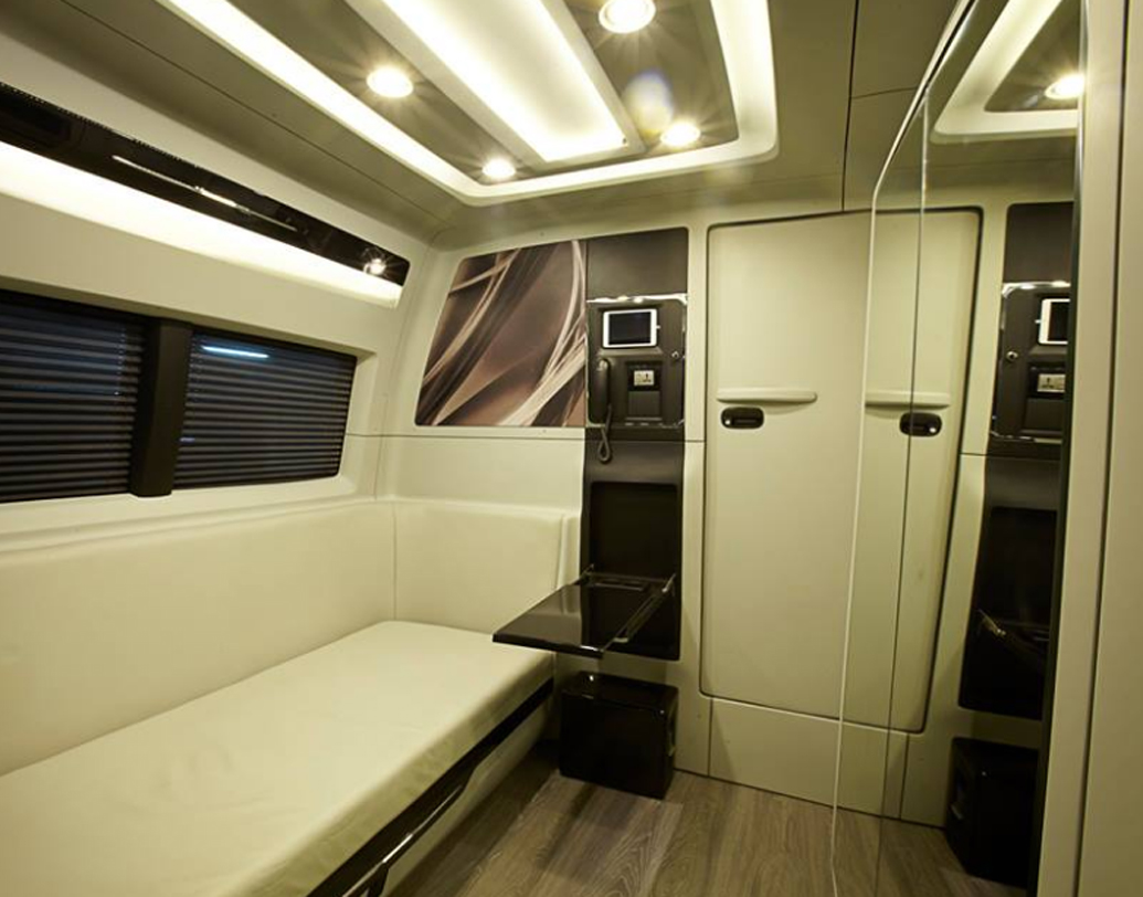 এ বার একটু এর অন্দরে পা ফেলা যাক। ভিতরে পাবেন বেডরুম, মিটিং রুম, বাথরুম, মেকআপ-কাম-চেঞ্জিং রুম।