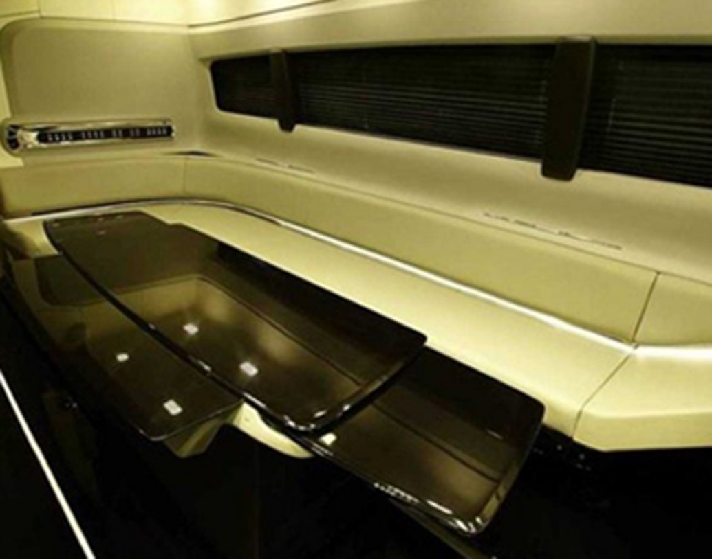 এলইডি লাইটস দিয়ে সাজানো কাচের মেঝে। কাঠের ছাদ, রয়েছে ৪-কে স্যাটেলাইট টেলিভিশন, দুর্দান্ত সাউন্ড সিস্টেম, টাচ-কন্ট্রোল লাইটিং সিস্টেম। সবক’টি রুমেই রয়েছে ওয়াই-ফাইয়ের সুবিধা।