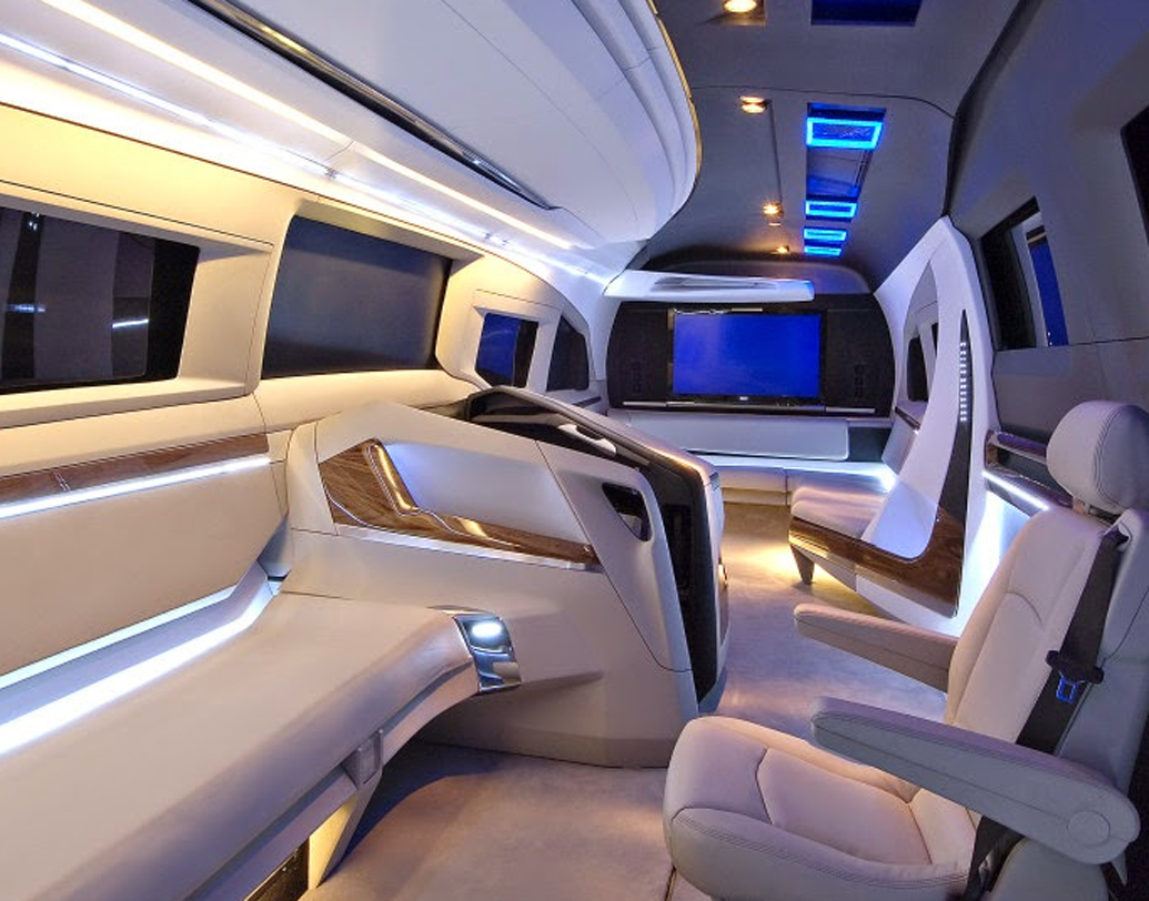 আর কী কী রয়েছে? শুধু তো শাহরুখই নন, এখানে বসে আড্ডা জমাতে পারেন তাঁর বন্ধুবান্ধব, পরিচিতরাও। আর তাঁদের আরামের জন্য রয়েছে বিশাল লাউঞ্জ। এখানে বসে খাওয়াদাওয়াও করা যাবে।