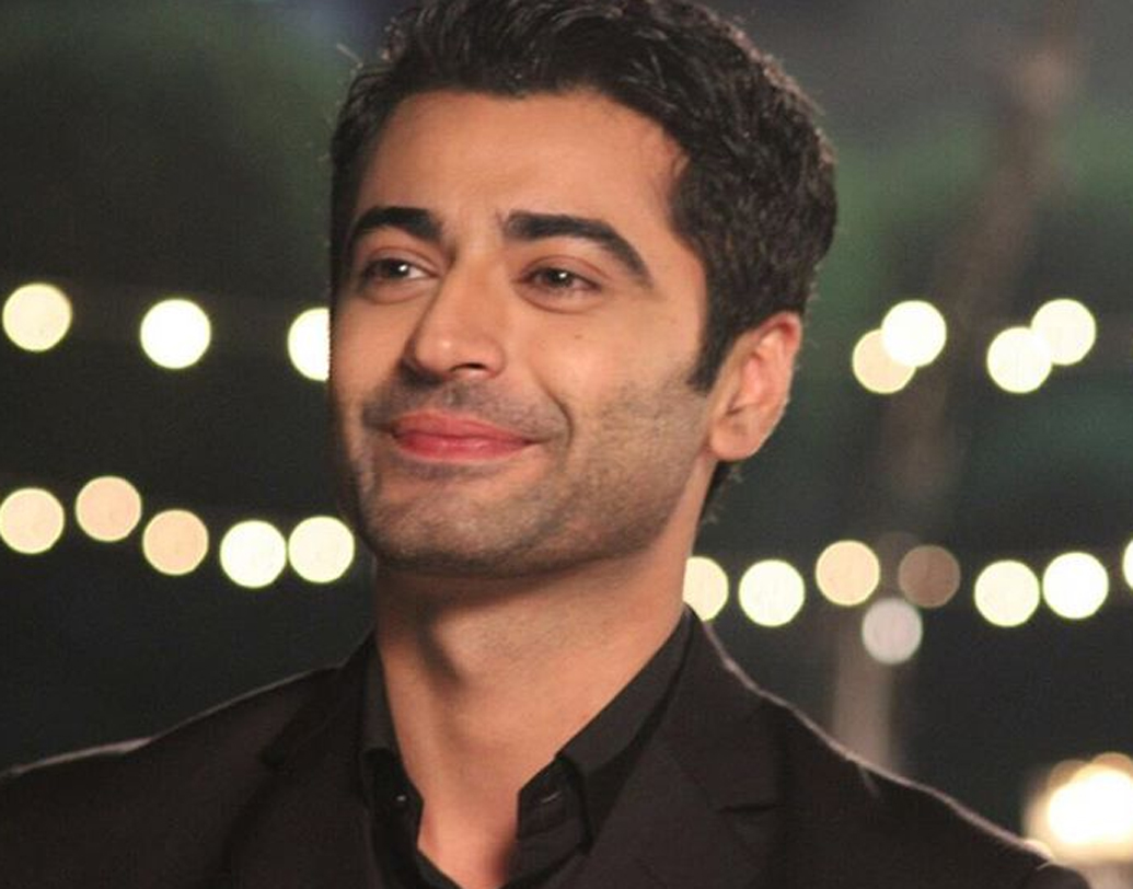 ডেবিউ সিরিয়ালেই মাত করেছিলেন হর্ষদ অরোরা। ‘বেইন্‌তেহা’-তে জেন আবদুল্লার চরিত্রে হর্ষদকে দর্শকরাও আপন করে নিয়েছিলেন। অভিনয়ে পা রাখার আগে জনসংযোগ আধিকারিক হিসাবে কাজ করতেন তিনি।