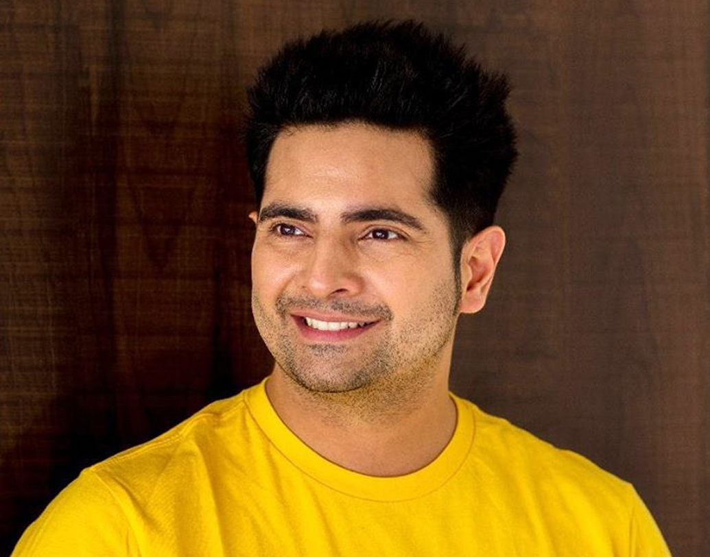 ডেইলি সোপ ‘ইয়ে রিস্তা ক্যায়া ক্যাহলাতা হ্যায়’-এ নৈতিকের চরিত্রে সাড়া জাগিয়েছিলেন কর্ণ মেহরা। টেলিভিশনে এক সময় কর্ণের ফ্যামিলি ম্যান ইমেজটা বেশ উপভোগ করতেন দর্শক। অভিনয়ের আগে কর্ণর মন ছিল ফ্যাশন ডিজাইন-এ।