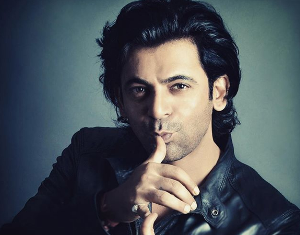 ‘কমেডি নাইটস উইথ কপিল শর্মা’র সৌজন্যে সুনীল গ্রোভারকে একডাকে অনেকেই চেনেন। তবে কমেডিয়ান হিসাবে তাঁর নামডাক হওয়ার আগে রেডিয়ো জকি হিসাবে শ্রোতাদের মাতাতেন সুনীল।