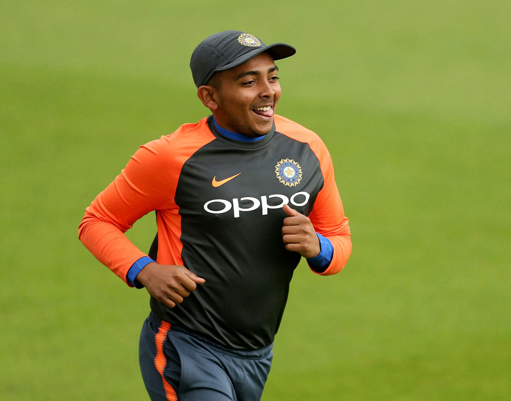 টেস্ট সিরিজের কোনও ম্যাচেই টিম ইন্ডিয়াকে ভরসা দিতে পারেননি ওপেনাররা। ফলে ওভালে অভিষেক ঘটতে পারে পৃথ্বী শ-র। ঘরোয়া ক্রিকেটে সাড়া জাগিয়েছেন ১৯ বছরের এই ওপেনার। মাত্র ১৪ ম্যাচে তাঁর ব্যাটিং গড় ৫৬। ফলে শিখর ধওয়নের পরিবর্তে বিরাট কোহালির প্রথম একাদশে জায়গা করে নিতে পারেন পৃথ্বী। ছবি: পিটিআই।