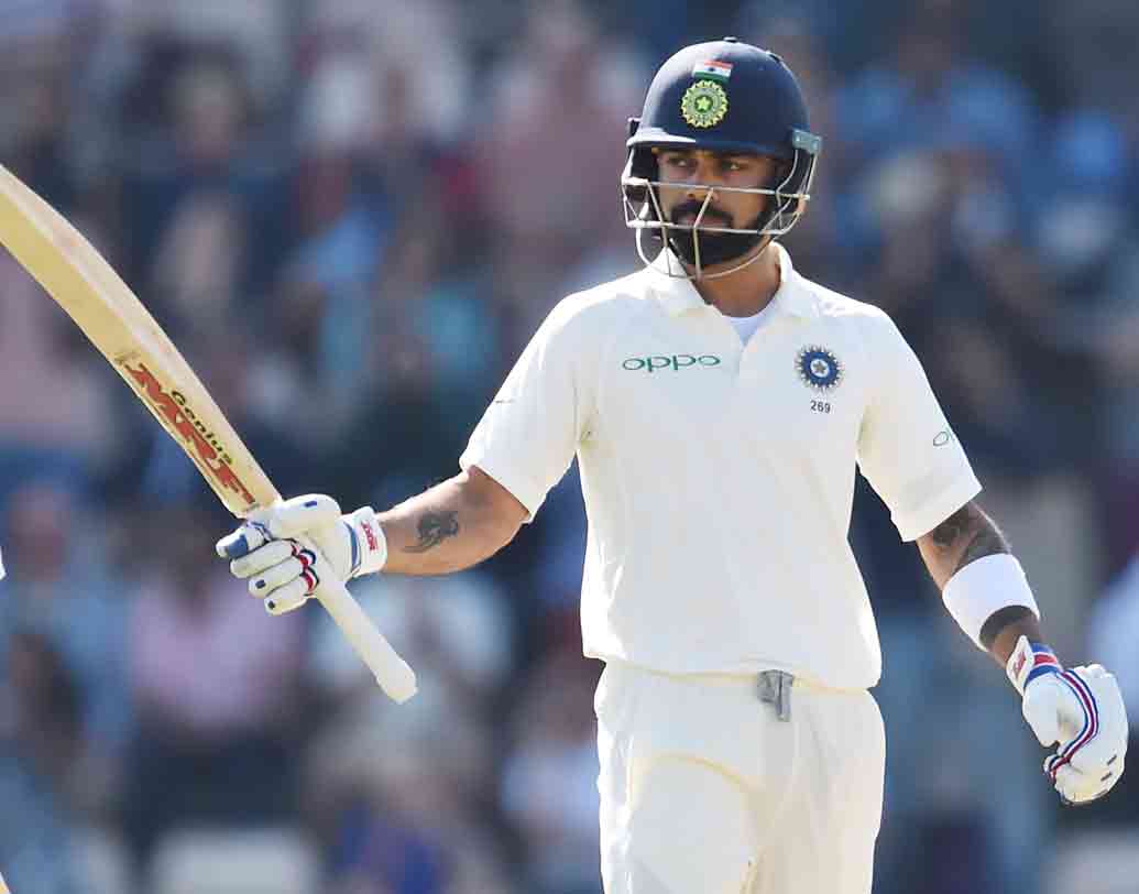 চলতি সিরিজে দুর্দান্ত ফর্মে রয়েছেন বিরাট কোহালি। চার টেস্টে এখনই ৫০০-র উপরে রান করে ফেলেছেন টেস্ট ক্রিকেটের এক নম্বর ব্যাটসম্যান। ভারতীয় ব্যাটিং লাইনআপে যে কোনও দিন ব্যাটসম্যান হিসাবেই তফাৎ গড়ে দিতে পারেন কোহালি।