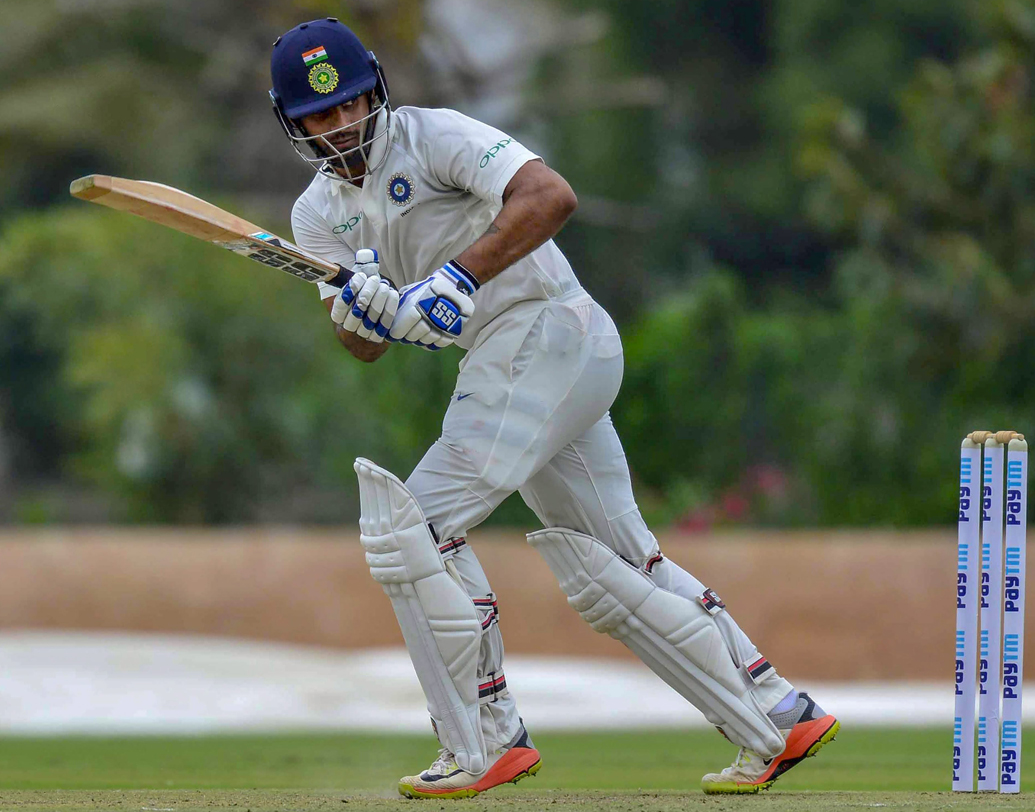 টেস্টে প্রথম বার পাঁচ উইকেট নিলেও তাঁর ব্যাটিংয়ের জন্য দলে বেশ বেকায়দায় পড়েছেন হার্দিক পাণ্ড্য। তাঁর জায়গায় দলে আসতে পারেন হনুমা বিহারী। ব্যাটিংয়ের পাশাপাশি অফ ব্রেকও বেশ ভালই করেন তিনি। ফলে সিরিজের শেষ টেস্ট হনুমার অভিষেক ম্যাচ হতে পারে। ছবি: পিটিআই।