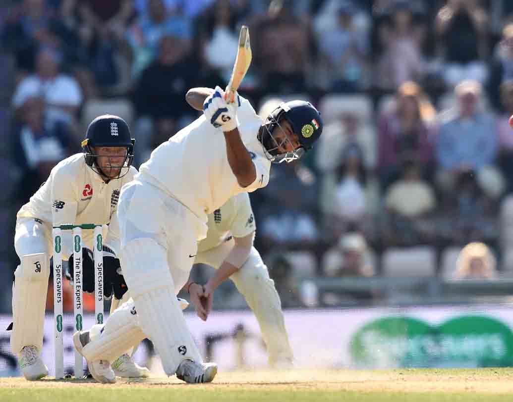 চতুর্থ টেস্টে রান তাড়া করতে গিয়ে মাটি কামড়ে থাকতে পারেননি ঋষভ পন্থ। তা সত্ত্বেও শুধুমাত্র উইকেটকিপার হিসাবেই পারফরম্যান্স নিয়ে সন্তুষ্ট সমালোচকেরা। ফলে দীনেশ কার্তিক নয়, ওভাল টেস্টে ঋষভই গ্লাভস পরে উইকেটের পিছনে দাঁড়াতে পারেন। ছবি: এএফপি।