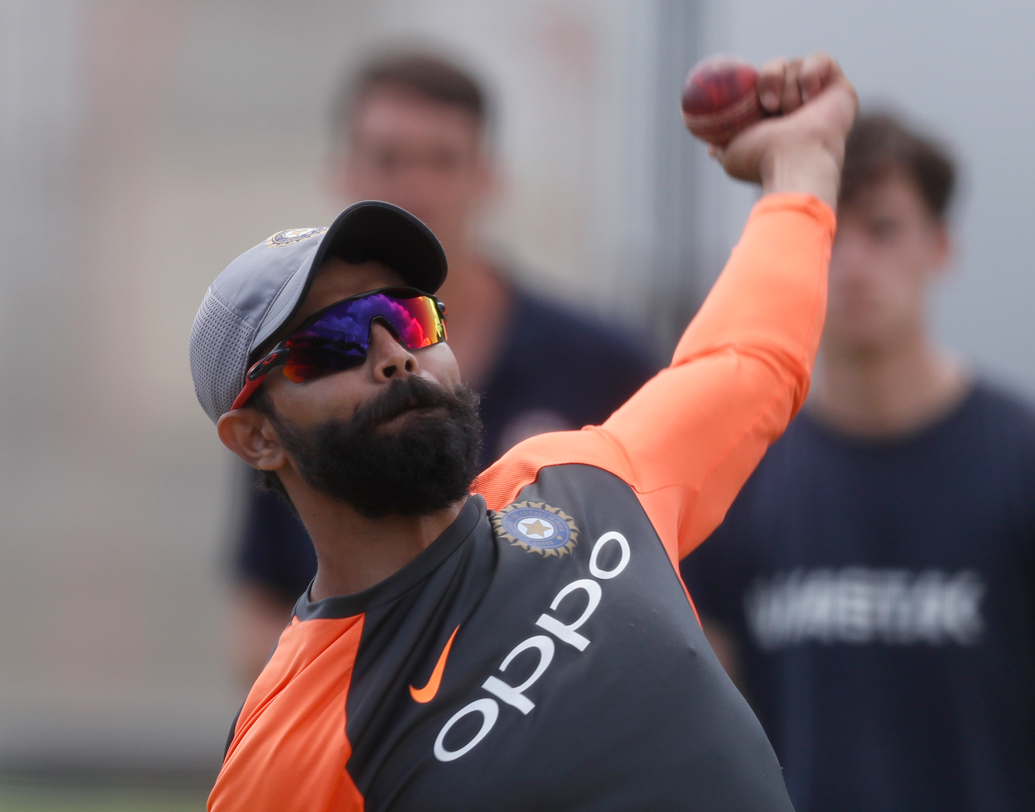 দলের এক নম্বর স্পিনার রবিচন্দ্রন অশ্বিনের কোমরে চোট। ফলে শেষ টেস্টে তাঁকে বিশ্রামে রাখতে পারেন টিম ম্যানেজমেন্ট। তাতে ভাগ্য খুলতে পারে রবীন্দ্র জাডেজার। বাঁ-হাতি স্পিন ছাড়াও লোয়ার অর্ডারে জাডেজার ব্যাটিংও বড় প্লাস পয়েন্ট হয়ে উঠতে পারে। ছবি: পিটিআই।