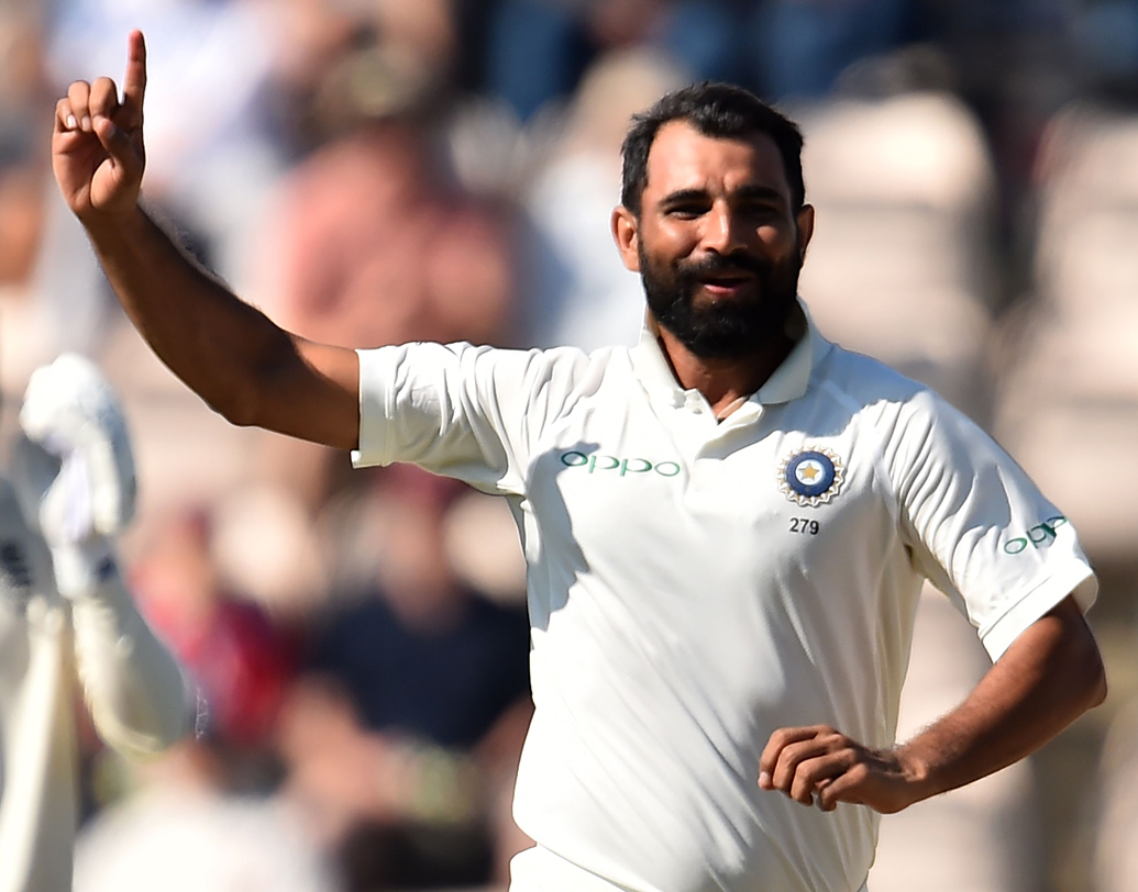 নতুন হোক বা পুরনো, সব বলেই কামাল করতে পারেন মহম্মদ শামি। গতির পাশাপাশি দু’ধরনের সুইংও শামির বড় অস্ত্র।