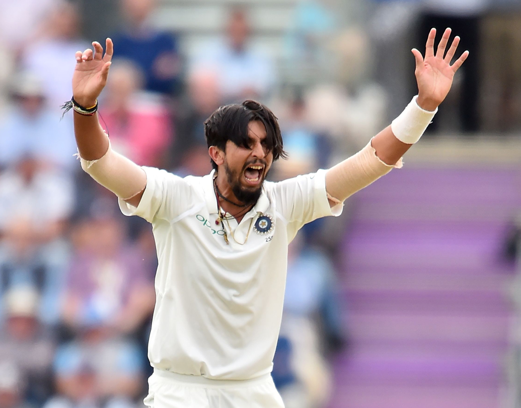 চলতি সিরিজে দুর্দান্ত ফর্মে রয়েছেন ইশান্ত শর্মা। অ্যাওয়ে সুইং দিয়ে ইংল্যান্ডের বাঁ-হাতি ব্যাটসম্যানদের বেকায়দায় ফেলেছেন। গতিতেও ঠকিয়েছেন। ওভালে তাই কোহালিদের বড় অস্ত্র ইশান্ত। ছবি: এএফপি।