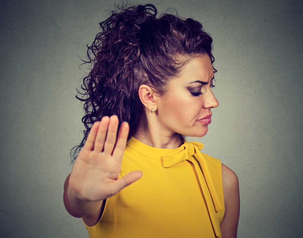 দোষে-গুণেই মানুষ হয়। সঙ্গীর খারাপ-ভাল নিয়েই তাঁকে আপন করতে হয়, কিন্তু যদি দেখেন আপনার সঙ্গী যে কোনও ছোট বিষয়েও তুমুল অশান্তি করছেন, সব কিছুতেই কোনও না কোনও অছিলায় অসন্তুষ্ট হওয়াই তাঁর স্বভাব— তা হলে বুঝবেন, তিনি খুব দাম্ভিক ও আপনার মর্যাদাও তাঁর কাছে কম। এমন হলে আবারও ভেবে দেখুন কিন্তু! ছবি: শাটারস্টক।