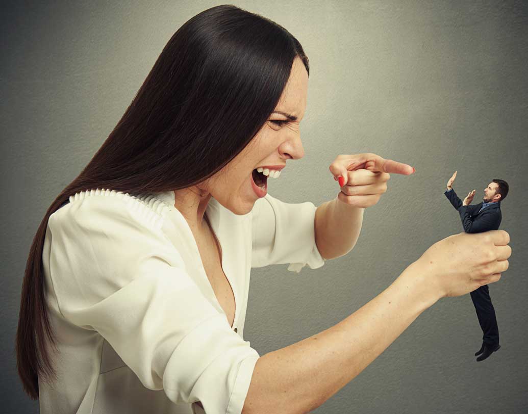 যে কোনও সিদ্ধান্ত তিনি কি জোর করে চাপিয়ে দেন আপনার উপর? আপনার গতিবিধি, ইচ্ছা-অনিচ্ছা সবই কি তিনি নিয়ন্ত্রণ করতে চান? এমনকি আপনি কোথায় কতটুকু কথা বলবেন, কোন বন্ধুকে কতটা মর্যাদা দেবেন— সবেতেই অযাচিত ভাবে নিজের আয়ত্তে রাখার চেষ্টা করেন তিনি। তা হলে জানবেন, আপনার মূল্য তাঁর কাছে নগণ্য। ছবি: শাটারস্টক।