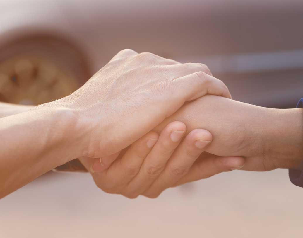 ভালবাসার সঙ্গে আরও কিছু এক্স ফ্যাক্টরের উপরই দাঁড়িয়ে থাকে সম্পর্ক। এর জন্য একে-অপরকে বোঝা যেমন জরুরি, ততটাই গুরুত্বপূর্ণ দায়িত্ব নেওয়ার ইচ্ছা। কমিটমেন্ট বা কোনও দায়বদ্ধতা থেকে তাঁর পালিয়ে বাঁচার প্রবণতা থাকলে সতর্ক হোন। প্রয়োজনে সরাসরি কথা বলুন এ নিয়ে। ছবি: শাটারস্টক।