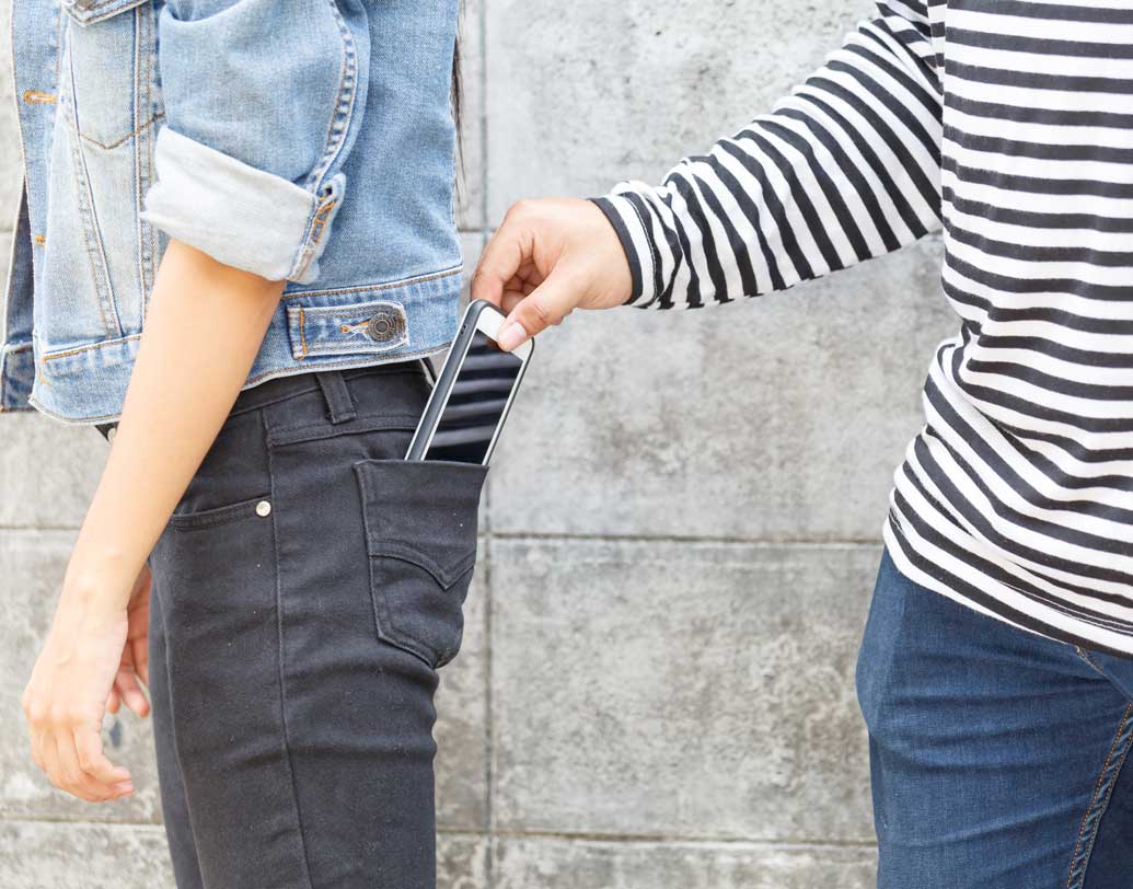 কথায় কথায় মিথ্যে বলা বা চুরির প্রবণতা আছে নাকি তাঁর! অসাধু কাজে আসক্ত থাকলে বা ভয়ানক মাদকাসক্ত  হলেও  সাবধান হন। এই অভ্যাসগুলি কেউই রাতারাতি বদলে ফেলতে পারেন না। তাই এমন হলে নিজেই সরে আসুন এই সঙ্গ থেকে। ছবি: শাটারস্টক।