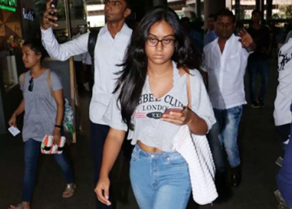 ন্যাসা দেবগণ: কাজল-অজয়ের মেয়ে ন্যাসার বয়স ১৫ বছর। মুম্বইয়ের ইকোল মনডিয়েল ওয়ার্ল্ড স্কুলে পড়াশোনা করেছেন। আপাতত পড়াশোনার জন্য তাঁকে সিঙ্গাপুরে পাঠানো হয়েছে। পড়াশোনা ছাড়া ন্যাসা সাঁতার কাটতেও নাকি ভালবাসেন।