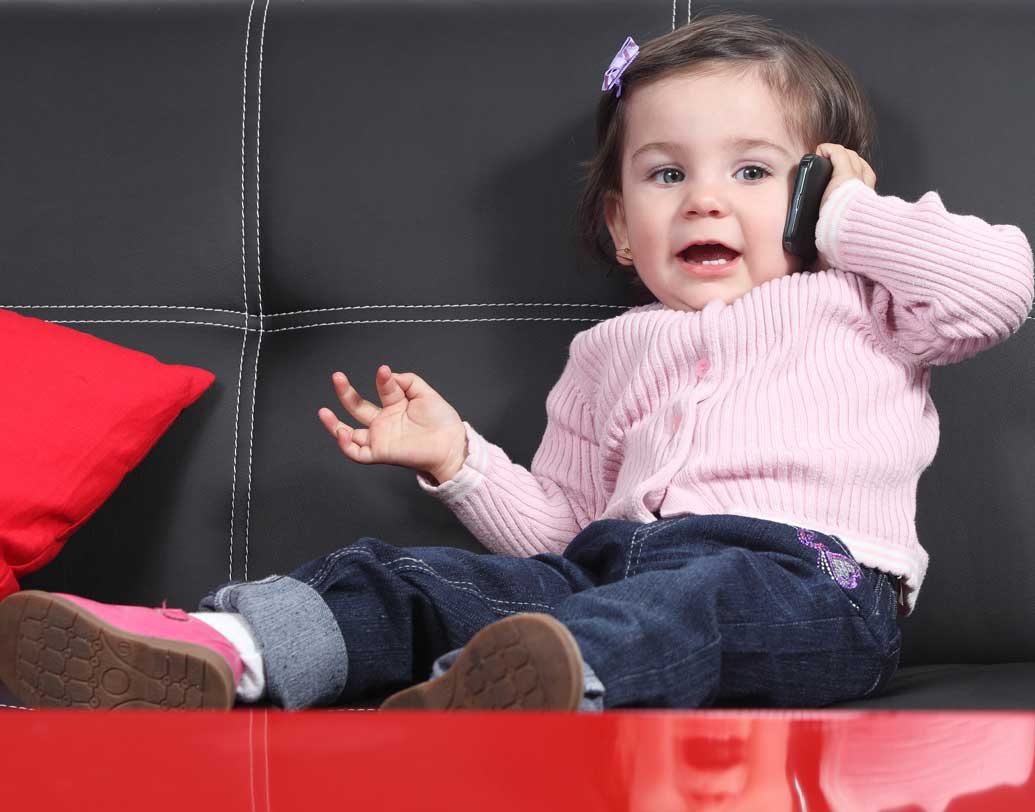 শিশুরোগ বিশেষজ্ঞ অম্লান দত্তর মতে, এক বছরের আশপাশে পৌঁছলে তবেই শিশু দু’-একটা শব্দ বলতে শেখে, দেড় বছরের মাথায় তা আরও স্পষ্ট হয়। যদি আপনার সন্তানের মধ্যে কথা বলতে শেখার প্রবণতা আরও তাড়াতাড়ি আসে, তা হলে বুঝতে হবে সন্তান বুদ্ধিমান। তার শেখার ক্ষমতা অন্যদের চেয়ে বেশি সক্রিয়। ছবি: শাটারস্টক।