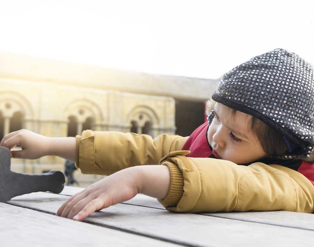 খুব একগুঁয়ে হওয়া যেমন সমস্যার, তেমন শিশুর কিন্তু একটু-আধটু জেদ থাকাকে ইতিবাচক হিসাবেই দেখছেন চিকিৎসকরা। তাঁদের মতে, কোনও বিষয়ে একেবারেই একগুঁয়ে না হলে শিশুর নিজস্ব বিচার ক্ষমতা ও দৃঢ়তা তৈরি হয় না। বুদ্ধি তৈরিতে এই দুই-ই প্রয়োজন। তাই সে অল্পস্বল্প একগুঁয়ে হলে নিয়ে বিরক্ত হবেন না। ছবি: শাটারস্টক।