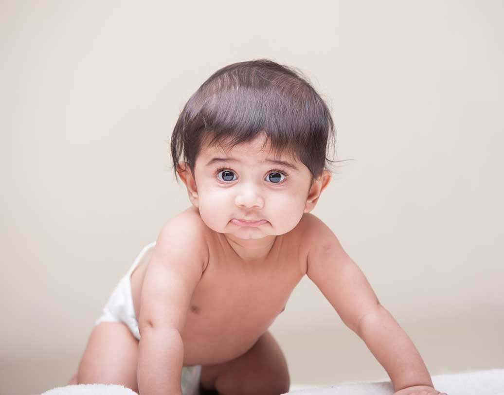 শিশুদের বসতে শেখা, হামা দেওয়া, দাঁড়াতে শেখা— প্রত্যেকটিরই একটি নির্দিষ্ট সময়সীমা আছে। আপনার সন্তান কি সেই সময়ে পৌঁছনোর কিছু আগেই শিখে ফেলছে সে সব? তা হলে তা বুদ্ধিমান হয়ে ওঠার অন্যতম লক্ষণ। ছবি: পিক্সঅ্যাবে।