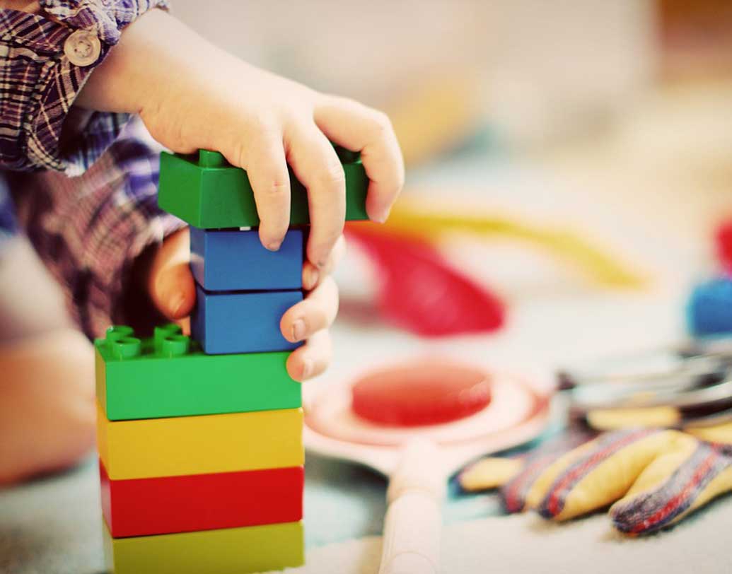 চিকিৎসাবিজ্ঞানের মতে, যে কোনও খেলনা বা পছন্দসই বিষয়ে যে কোনও সাধারণ বুদ্ধিসম্পন্ন শিশুর একটানা মনঃসংযোগ থাকার সময়সীমা ১৫ মিনিট। কিন্তু আপনার সন্তান কি কোনও একটি খেলনা, আঁকার বই নিয়ে একমনে মেতে থাকতে পারে ১৫ মিনিটেরও বেশি সময় ধরে? তা হলে সে ‘ফোকাসড’। বুদ্ধিমত্তার পরিচায়ক তা। ছবি: পিক্সঅ্যাবে।