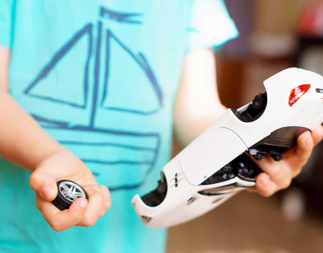 কিছু পেলে তা খুলে তার কল-কব্জা বার করে ফেলার প্রবণতা আছে শিশুর? জিনিসের যত্ন জানে না ভেবে এতে বিরক্ত হবেন না, সাধারণত, এরা কৌতূহলী হয়। নিজেই বুঝতে চেষ্টা করে জিনিসের ভিতরে আরও কী কী আছে। আপাত দৃষ্টিতে তা অযত্ন বলে মনে হলেও এটি আদতে শিশুর জানতে চাওয়ার লক্ষণ। এর সঙ্গে বুদ্ধির যোগ আছে বইকি! ছবি: পিক্সঅ্যাবে।