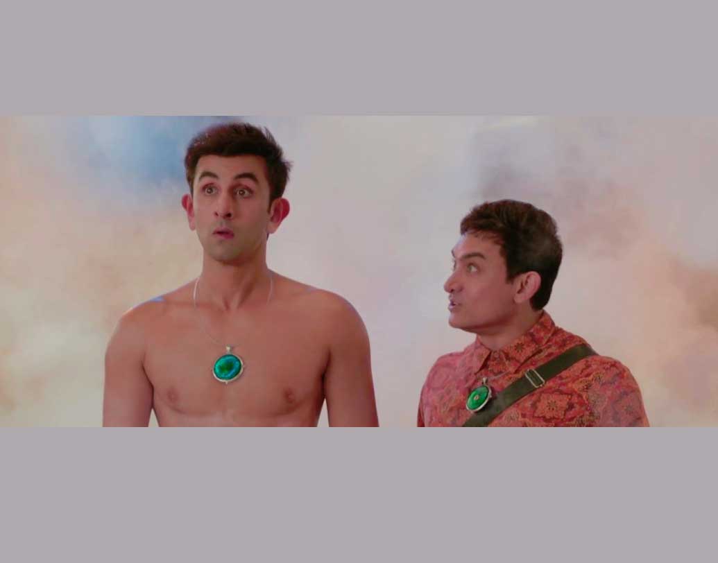 আমির খানের ব্লকবাস্টার ফিল্ম ‘পিকে’ নিয়ে এক সময় হইচই কম হয়নি। এলিয়েন হয়ে দর্শকদের বেশ মাতিয়ে ছিলেন আমির। ‘পিকে’-তে আরও এক এলিয়েন ছিলেন। তিনি রণবীর কপূর। তবে ওই ক্যামিয়োতে দর্শকদের স্মৃতিতেও শেষমেশ এলিয়েন থেকে গিয়েছেন রণবীর।