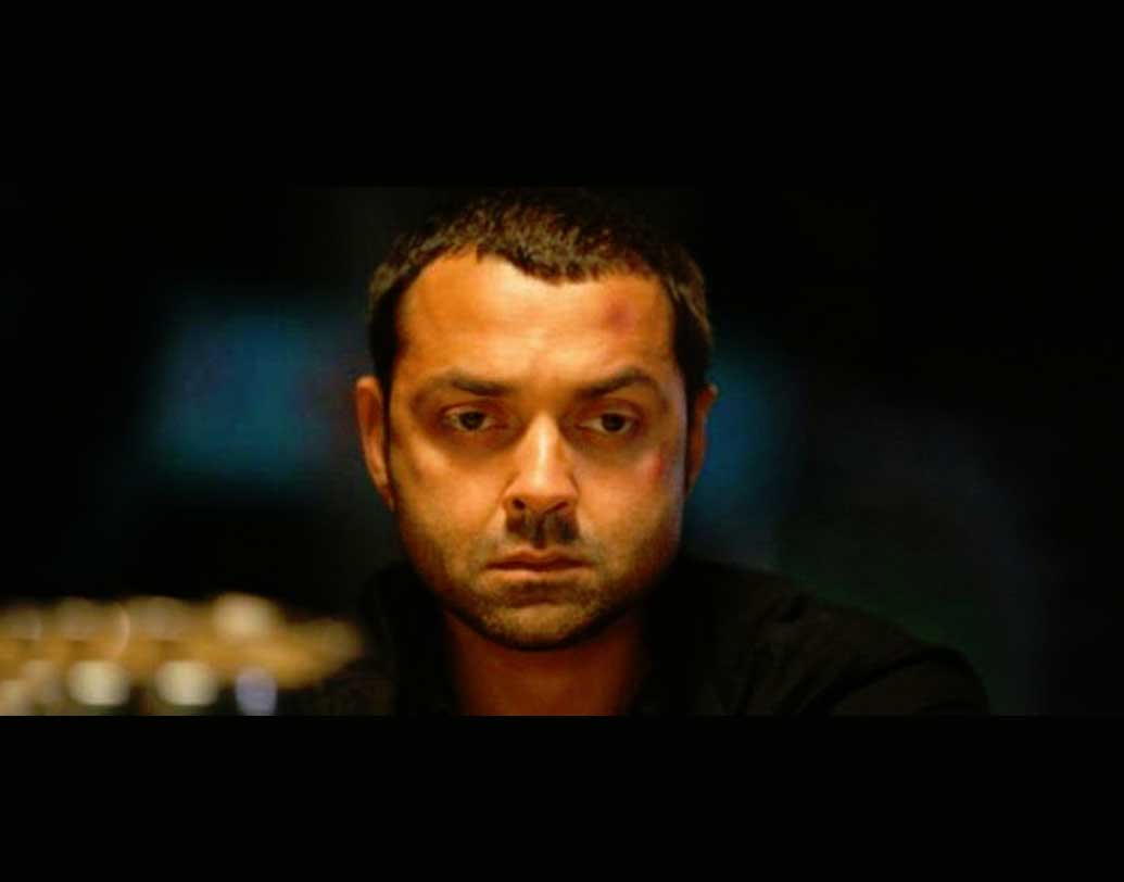 প্রিয়ঙ্কা চোপড়ার মন জয় করতে অনস্ক্রিনে সমকামীর ভূমিকা দেখা গিয়েছিল অভিষেক বচ্চন এবং জন আব্রাহামকে। তবে ওই ভিড়ে ববি দেওলও এসে পড়েছিলেন। কেউ তাঁকে মনেও রাখেননি। অনেকের মতে, ববির স্ক্রিনপ্রেজেন্টটা আসলে ফিল্মের সময় নষ্ট করেছিল মাত্র!