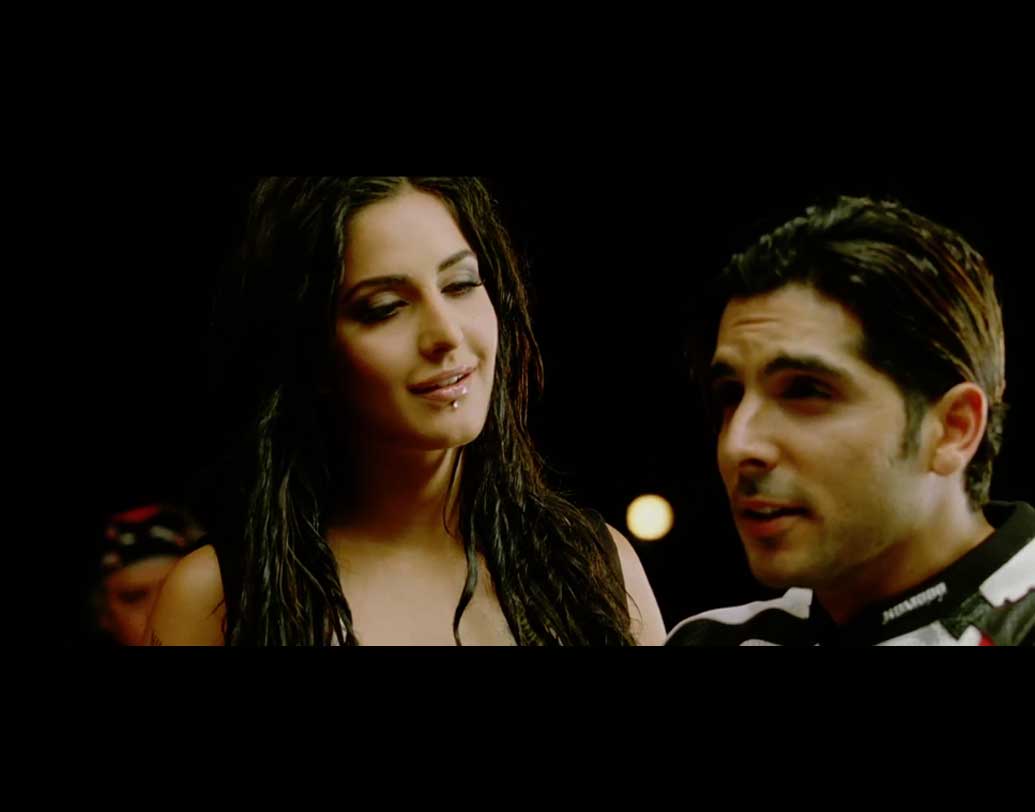 ‘ব্লু’ নামে একটা ফিল্মে কাজ করেছিলেন ক্যাটরিনা কাইফ। তবে সেই ফিল্মের সম্পর্কে বেশি কিছু মনে পড়ে না। কেন? ফিল্মটি বক্সঅফিসে মুখ থুবড়ে পড়েছিল। সেই সঙ্গে ক্যাটের ছবি দর্শকদের মন থেকে মুছে যেতে বেশি সময় লাগেনি।