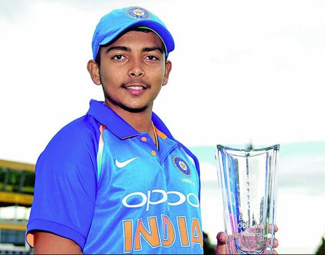 এই মুহূর্তে ভারতীয় ক্রিকেটে পৃথ্বী শ-এর মতো প্রতিতাভান নাকি অন্য কেউ নেই। চলতি বছরেই তাঁর নেতৃত্বে অনূর্ধ্ব-১৯ দল আইসিসি বিশ্বকাপ চ্যাম্পিয়ন হয়েছে। টেকনিক আর ধৈর্যের পরীক্ষায় পৃথ্বীর আশপাশে অনেকেই দাঁড়াতে পারবেন না বলে মত বিশেষজ্ঞদের।