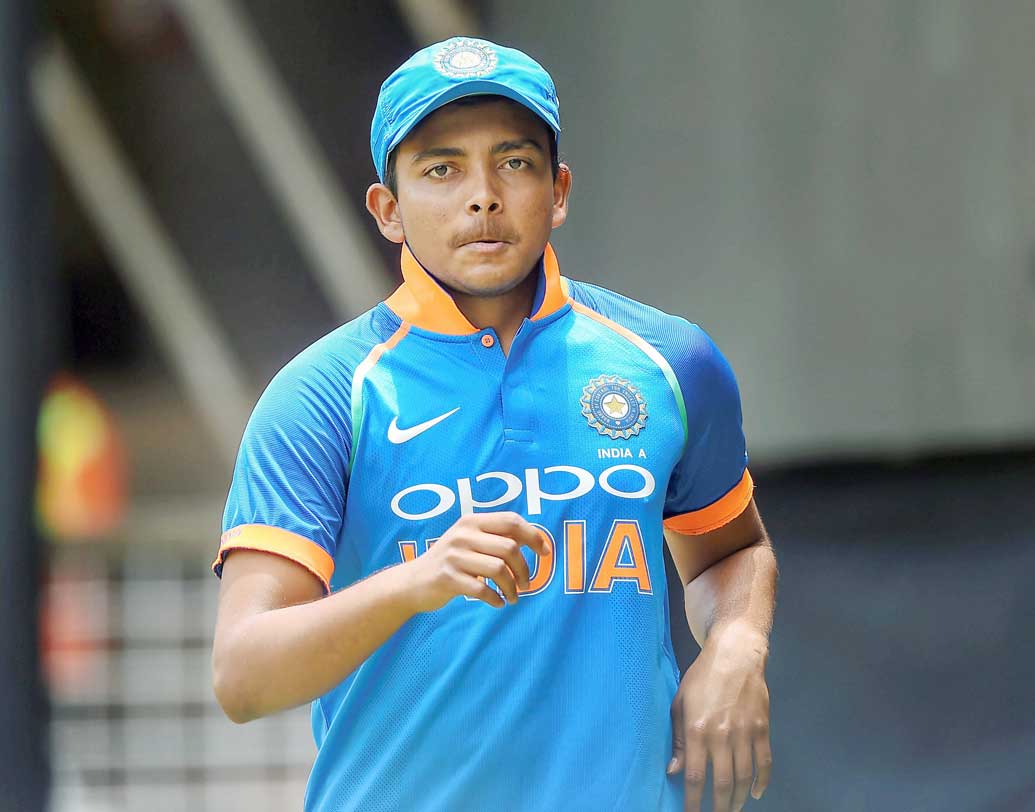 মুম্বইয়ের ব্যাটসম্যান পৃথ্বী ১৪টি প্রথম শ্রেণির ম্যাচে করেছেন ১৪১৮ রান। ৫৬ গড়ে তাঁর ব্যাট থেকে বেরিয়েছে সাতটা শতরান। ছবি: পিটিআই।