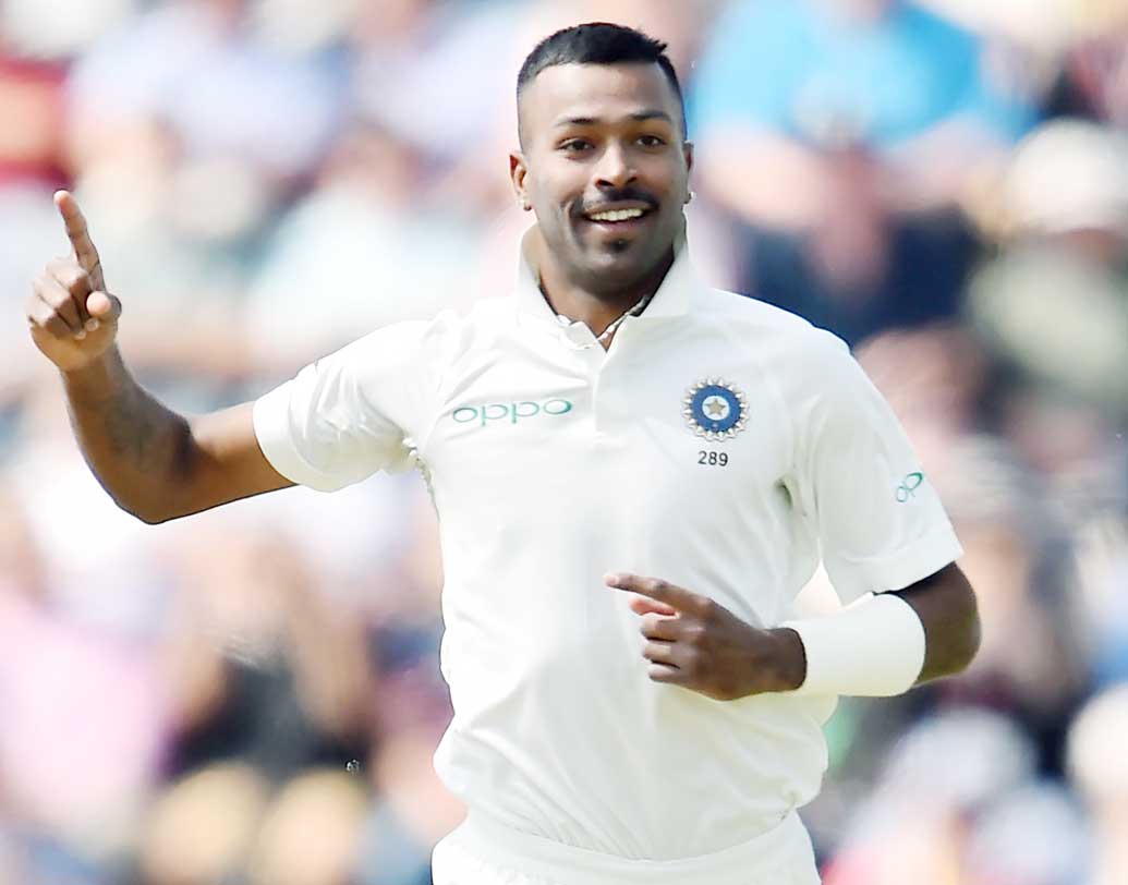 বয়স মাত্র ২৪। তবে এর মধ্যেই আন্তর্জাতিক ক্রিকেটে সাড়া ফেলে দিয়েছেন হার্দিক পাণ্ড্য। চলতি সিরিজে ব্যাট হাতে তেমন ফর্মে না থাকলেও ক্রিকেট দুনিয়ার অন্যতম সেরা অলরাউন্ডার হিসেবে তাঁর নাম করছেন অনেকেই। বিরাট কোহালির মতোই তাঁর অ্যাগ্রেসিভ অ্যাটিটিউ়ড। সঙ্গে রয়েছে দিনকে দিন নিজেকে ছাপিয়ে যাওয়ার চেষ্টা। ছবি: এএফপি।