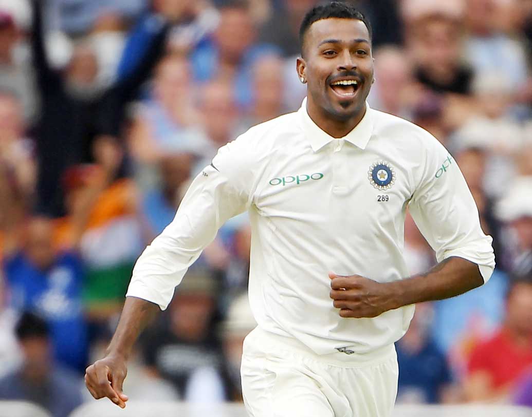 অলরাউন্ডার হলেও কেরিয়ারের প্রথম দিকে টেস্ট দলে হার্দিক পাণ্ড্যকে ভাবা হয়নি। ওয়ান ডে এবং টি-টোয়েন্টিতে নিজের পারফরম্যান্সের জোরেই টেস্ট দলে জায়গা করে নিয়েছেন হার্দিক। ১১টি টেস্টে একটি মারকাটারি শতরান-সহ করেছেন ৫৩২ রান। চলতি সিরিজে নিয়েছেন ৫ উইকেটও। ছবি: এএফপি।