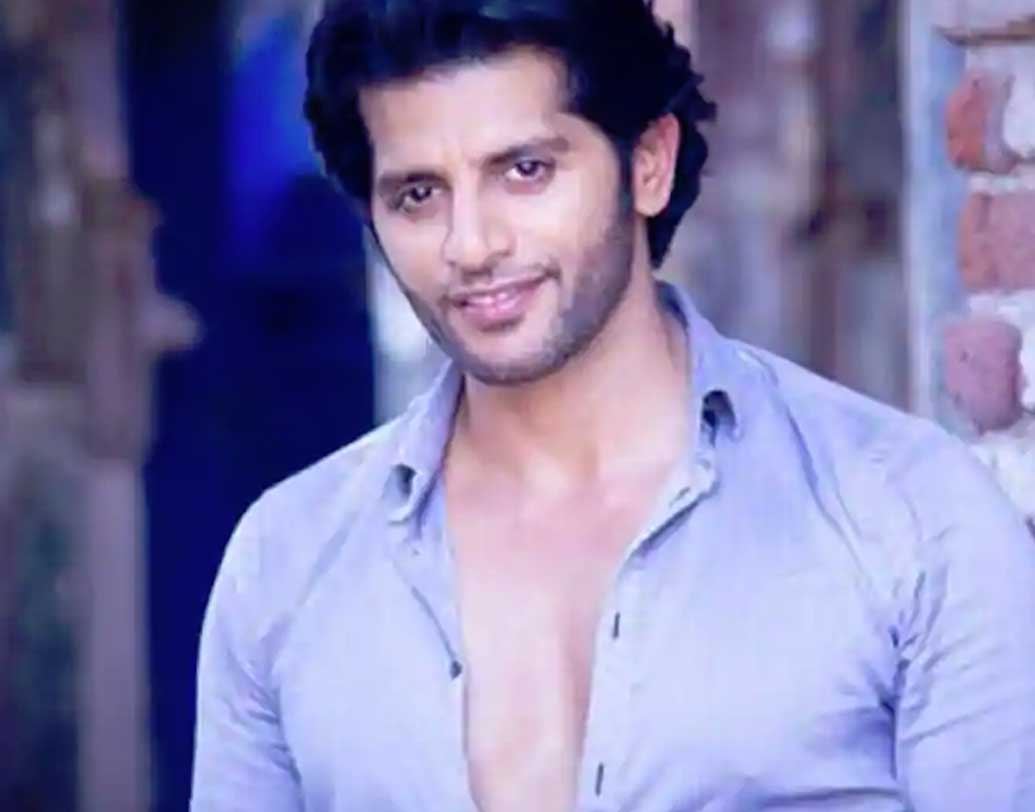 প্রথমটায় নাকি রাজি ছিলেন না। শেষমেশ ‘হ্যাঁ’ বলেছেন কর্ণবীর বোহরা। দীপিকা কক্কড়ের মতো কর্ণও বিগ বসের ঘরে একা আসছেন। তবে মনখারাপ করবেন না! বিগ বস-এ গিয়ে ‘পার্টনার’ হিসাবে পেয়ে যাবেন দীপিকাকে। অন্য কিছু ভাববেন না যেন! আসলে বিগ বস-এ নাকি দীপিকা-কর্ণকে ‘জুটি’ হিসাবেই থাকতে হবে।