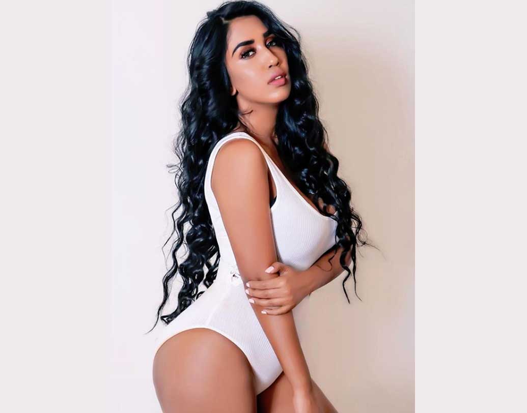 ‘স্‌প্লিটসভিলা’য় এন্ট্রি নিয়েই সকলের নজর কেড়েছিলেন স্কারলেট এম রোজ়। হবে না-ই বা কেন? ক্যামেরার সামনে স্কারলেটের মতো এ রকম খুল্লামখুল্লা পোজ় দিতে আর ক’জন পারেন বলুন তো? এ বার বিগ বস-এ আসতে পারেন সেই স্কারলেট। তবে বন্ধু রায়ান পিটারসনের সঙ্গে নয়, একা একাই এন্ট্রি নেবেন স্কারলেট।