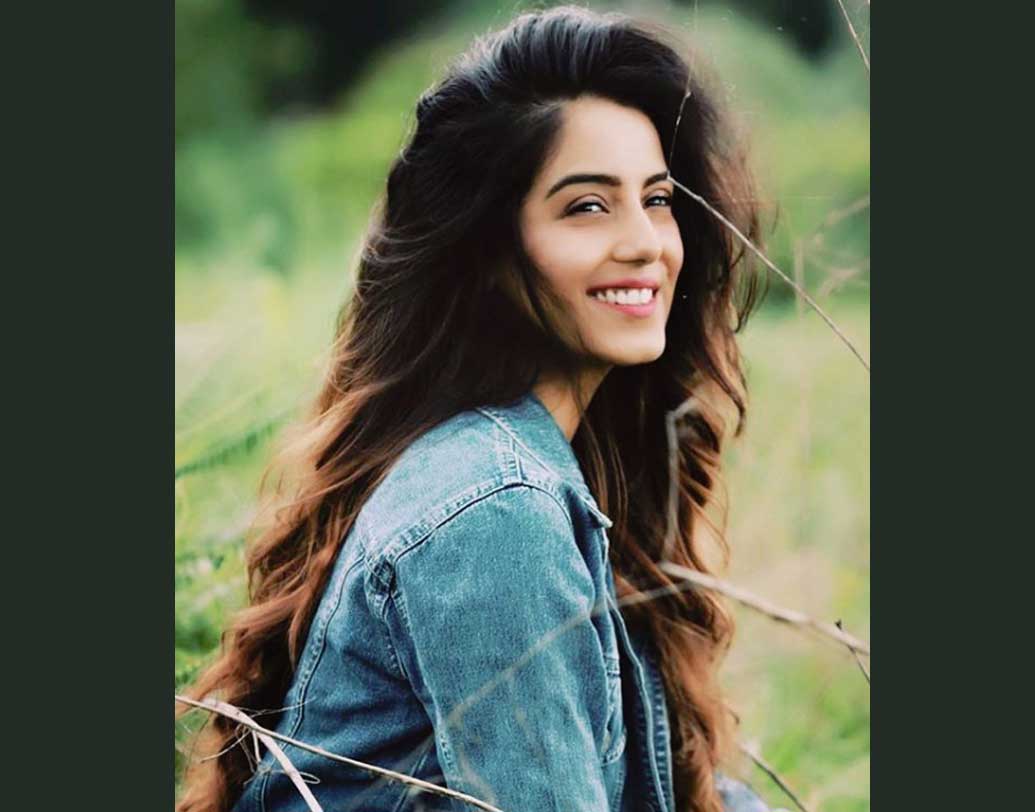 চলতি সিজনের প্রথম সেলেব হিসাবে বিগ বস-কে ‘হ্যাঁ’ বলেছিলেন সৃষ্টি রোড। কে সৃষ্টি? টিভি খুলে দেখুন ‘ইশ্‌কবাজ়’। ওখানেই দেখতে পাবেন সৃষ্টিকে। প্রথমটায় ঠিক হয়েছিল, বয়ফ্রেন্ড মণীশ নাগদেবকে সঙ্গে নিয়ে আসবেন। তবে শোনা যাচ্ছে, দীপিকা আর স্কারলেটের মতো একাই এন্ট্রি নেবেন সৃষ্টি।