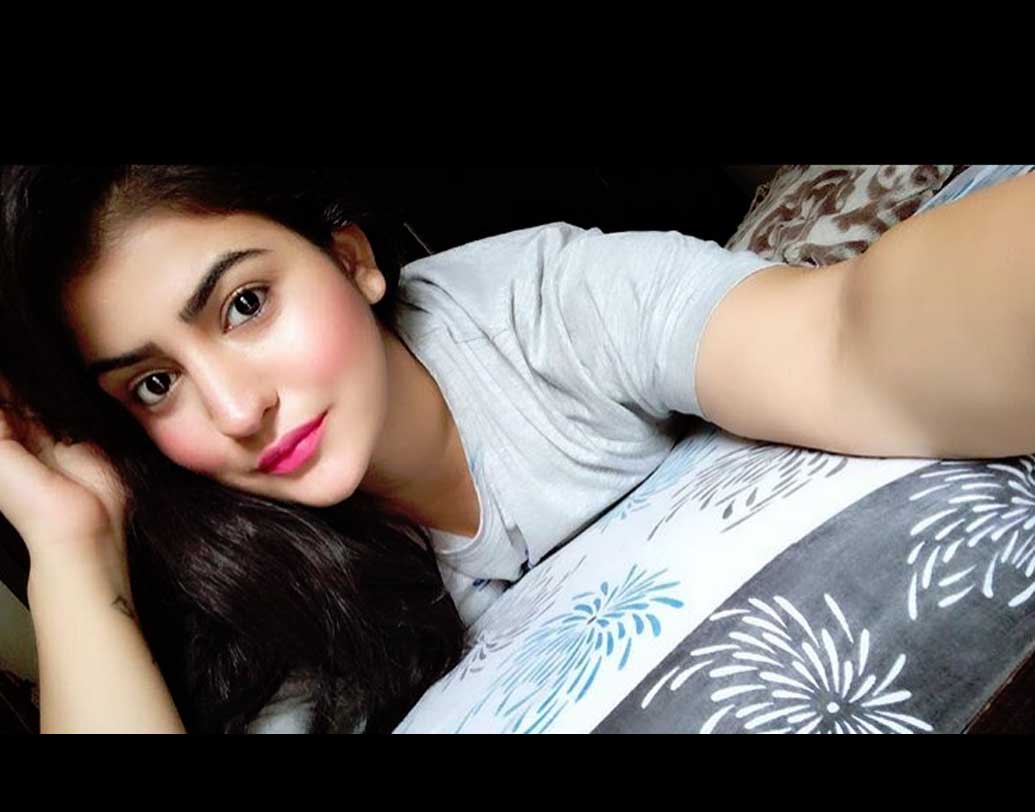 হ্যাজ়ব্যান্ড কমেডিয়ান সিদ্ধার্থ সাগর। ওয়াইফ ডিজে? কোন জুটির কথা বলছি ধরতে পারছেন কি? সুবুহি জোশীর কথা মনে পড়ছে না? ‘স্‌প্লিটসভিলা’য় দেখেননি সুবুহিকে? তিনিই আসছেন বিগ বস-এ। একাই!