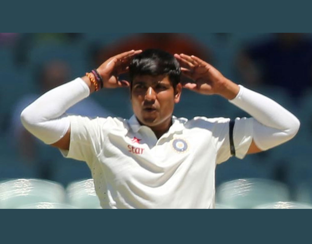 সাল ২০১৪। অস্ট্রেলিয়ায় অ্যাডিলেড টেস্ট। চোটের জন্য এম এস ধোনির বদলে টিম ইন্ডিয়ার দায়িত্বে কোহালি। রবিচন্দ্রন অশ্বিন টিমে থাকলেও প্রথম একাদশে জায়গা হয়েছিল লেগস্পিনার কর্ণ শর্মার। যদিও কোহালির ওই ফাটকা কাজে আসেনি। অভিষেক ম্যাচে ২৩৮ রানে ৪ উইকেট পেয়েছিলেন কর্ণ। সে ম্যাচের পর এখনও টেস্ট দলে দেখা যায়নি কর্ণকে। ছবি: সংগৃহীত।